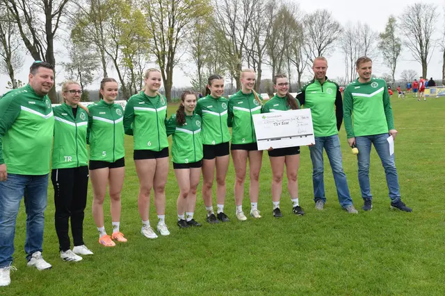 Trainerduo Marco und Kathrin Bartsch sowie Emilia Schwarz, Lucy Güldenhauptm Sophie Seba, Vanessa Meyn, Lina Schomaker, Mara Bartsch, Hauke Wiebusch und Lars Dausel (v.l).  | Foto: Verein