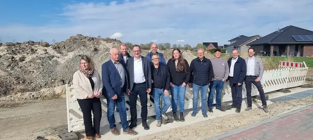 Freude über das Neubaugebiet bei Vertretern der Kreissparkasse, Politik und Bauunternehmen  | Foto: ig