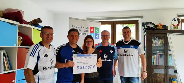 Die HSV-Fans und Radfahrer mit einer Mitarbeiterin des Kindershospiz Halle und dem Spendenscheck 2025  | Foto: Saalkreisdinos
