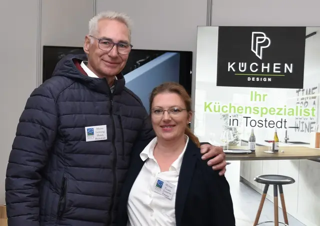 Veranstalter Henry Bielefeldt und seine Mitarbeiterin Jeanette Froese (Organisation) waren mit dem Besucherinteresse zufrieden | Foto: Axel-Holger Haase