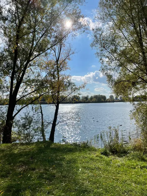An den Seevetaler Badeseen soll es künftig nur noch gestattet sein, Alkohol zu trinken, wenn es nach der CDU/FDP-Gruppe im Seevetaler Gemeinderat geht. Cannabis und Badehose hingegen passen für die Kommunalpolitiker nicht zusammen | Foto: sra