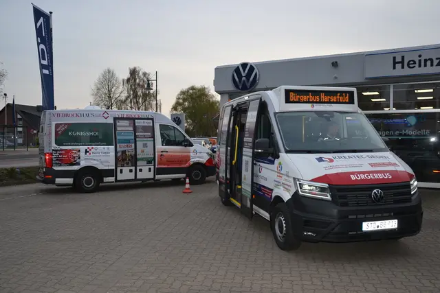 Der alte Bus (li.) und das neue BürgerBus-Fahrzeug (re.) | Foto: sc