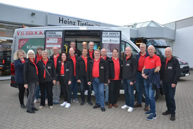 Der BürgerBus Verein Harsefeld freut sich über sein neues Fahrzeug  | Foto: sc