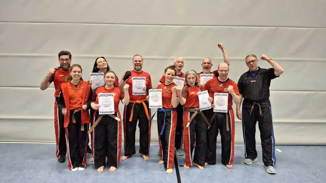 In zwei jeweils zweieinhalbstündigen Durchgängen nahmen die Kickboxmeister Patrick Behrendt (hinten links) und Oliver Born (hinten rechts) die Leistungsprüfungen bei Jugendlichen und Erwachsenen ab. | Foto: U. Vergin