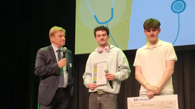 Die Preisträger des ersten Platzes mit ihrem Laudator. V. li.: Dr. Volker Schmidt (Hauptgeschäftsführer NiedersachsenMetall), Mika Dannen und Jamie Vonmetz | Foto: sh