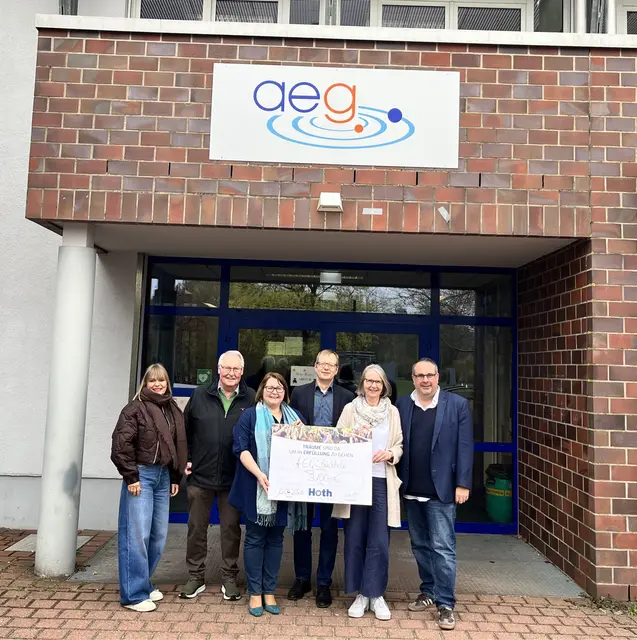 Nicole Meyer (v. li), Dieter Hoth (Hoth-Stiftung), Janine Baumgart-Vogel, Andreas Wolff, Heide Biermann (AEG Buchholz), Jan Bauer (Hoth-Stiftung) | Foto: AEG Buchholz