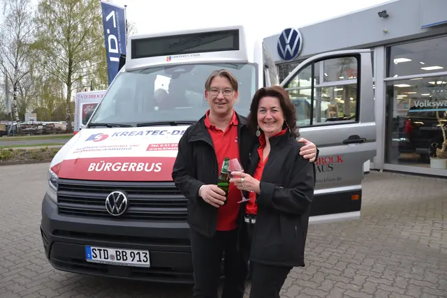 Anstoßen auf den neuen Bus: Dr. Jan Boris Ingerowski und Susanne de Bruijn vom BürgerBus Verein  | Foto: sc