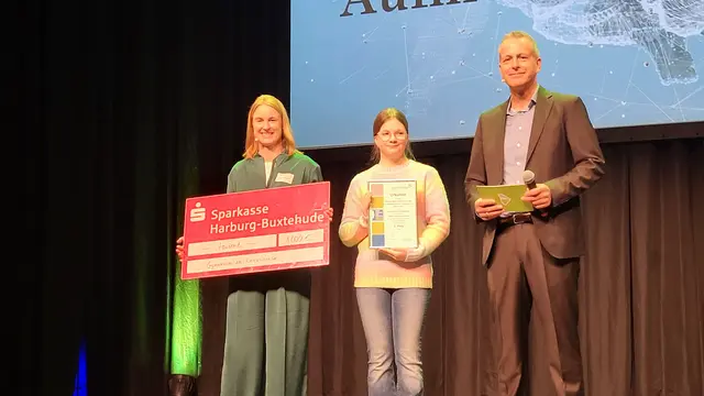 Charlotte Büchling vom Gymnasium Am Kattenberge überzeugte mit ihrem Vortrag über das Gehirn. Die Laudatio hielt Eva Weidemann (li), durch den Vormittag führte Moderator Christoph Reise | Foto: sh
