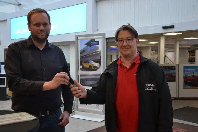 Nico Tietjen, VW Tietjen, übergab den Fahrzeug-Schlüssel an Dr. Jan Boris Ingerowski  | Foto: sc