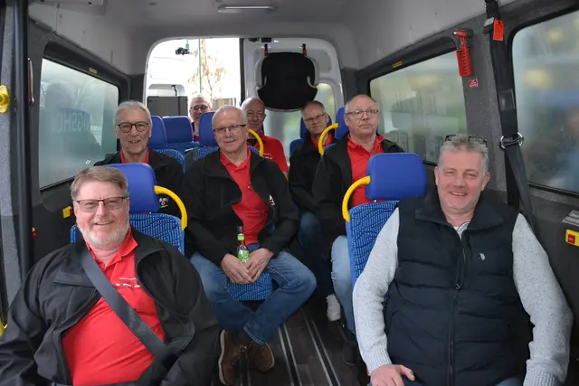 Komfort-Test im Innenbereich des neuen Busses  | Foto: sc