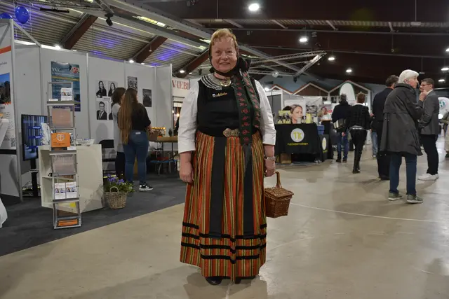 Ehrenamtliche Gästeführerin Ursula Vieths in der Harsefelder Geest-Tracht