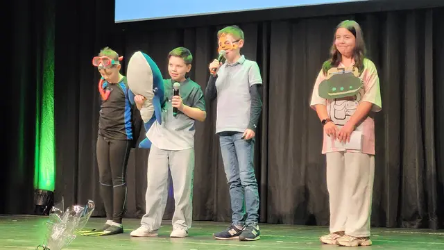 Wie das Auf- und Abtauchen funktioniert, demonstrierten Fünftklässler des Gymnasiums Meckelfeld als Taucher, Wal, Fisch und U-Boot | Foto: sh