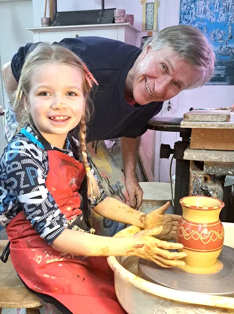 „Vierhändig“ entstehen kleine und große Kunstwerke auf der Zaubertöpferscheibe. | Foto: Thomas Benirschke