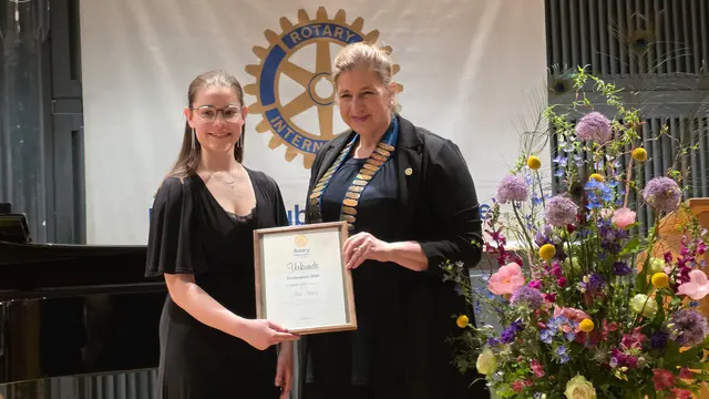 Die 19-jährige Cellistin Mari Hönig (li.) erhielt den Jugend-Förderpreis von Ilona Johannsen, Präsidentin des Rotary Clubs Winsen | Foto: Rotary Club Winsen Luhe