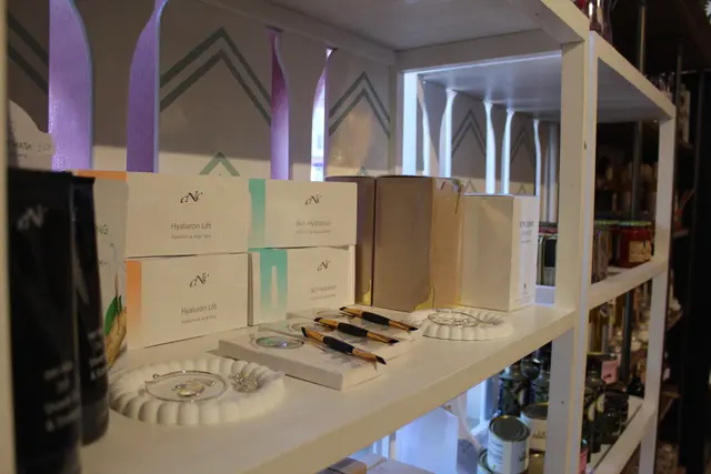 Exklusive Kosmetik (cNc) und viele weitere Produkte sind in dem neuen Sortiment | Foto: jvp