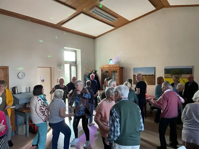 Viele Tanzfreudige trafen sich im Generationenhaus der "Interessengemeinschaft e.V." | Foto: Nikolaus Lemberg