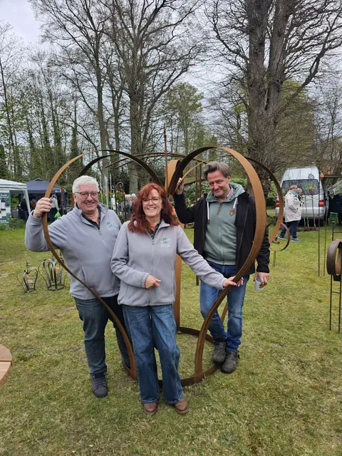 Frank Havemann (v. li.), Inge Vagts und Ralf Schiefbahn freuen sich über den Auftakt des Marktes

