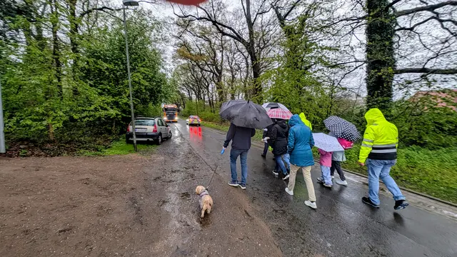 Protestmarsch der Anwohner entlang der Haddorfer Hauptstraße. Der nächste Lkw nähert sich | Foto: jd