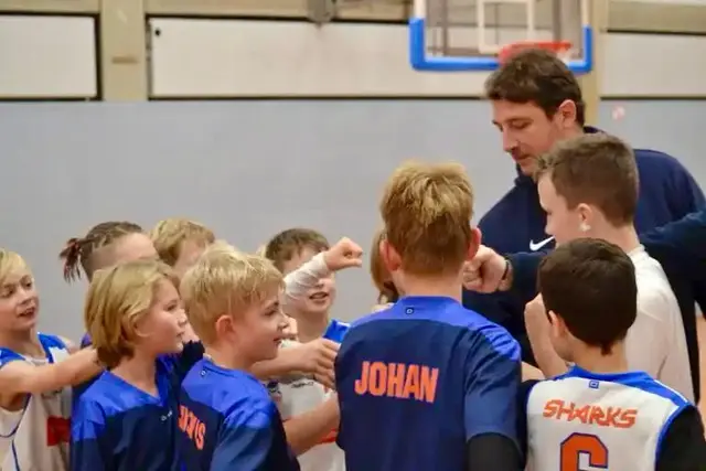 Trainer Lutz Rütter (rechts) während des Trainings.  | Foto: Sharks
