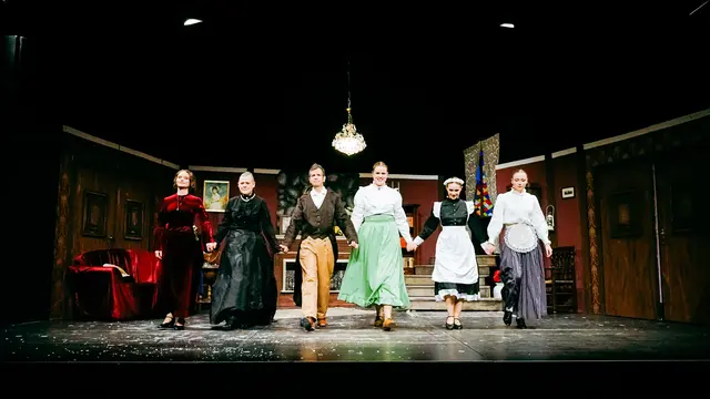 Die Darstellenden, 5 Frauen und... ein Inspector.
(v.l.n.r.: Ronja Torspecken, Christine Lehne, Heiko Rohwer, Milena Pchalek, Henriette Rohwer, Rika Behn) | Foto: Finn Piwecki