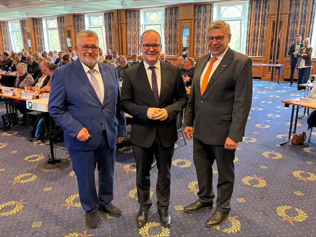 Detlef Bade (v. li.) Präsident der Handwerkskammer Braunschweig-Lüneburg-Stade, Grant Hendrik Tonne, Niedersachsens Wirtschaftsminister, Delfino Roman, Präsident der Handwerkskammer Hildesheim-Südniedersachsen  | Foto: Handwerkskammer Braunschweig-Lüneburg-Stade