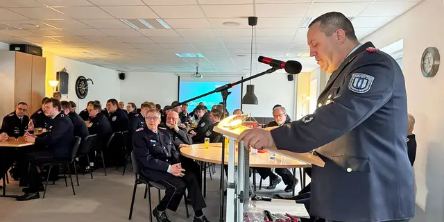 Ortsbrandmeister Jörg Bastian lässt die besonderen Einsätze aus dem Jahr 2025 Revue passieren | Foto: FFW Wiepenkathen
