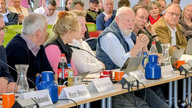 Erhardt Schäfer (4. v. links, Bündenis 90/Die Grünen) erklärte, man müsse viel mehr für die Energiewende tun