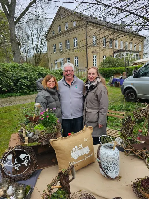 Claudia Wiebusch (v. li.), Frank Havemann und Andrea Sievert-Plath vor dem Guthaus