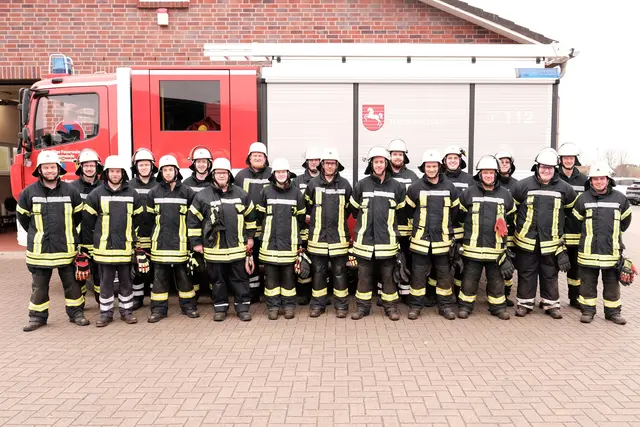 Die Feuerwehrleute nach erfolgreicher Weiterbildung vor dem Feuerwehrhaus in Hagenah | Foto: Rolf Hillyer-Funke/FFW