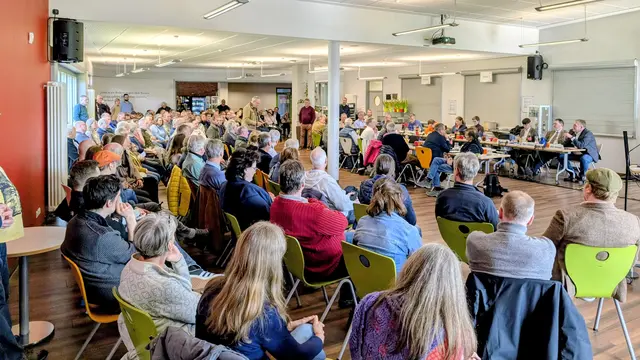 Die Cafeteria der BBS in Winsen reichte gerade so aus für die vielen interessierten Bürger, die der Sitzung nicht nur folgten, sondern sich in drei Einwohnerfragestunden zu Wort meldeten.