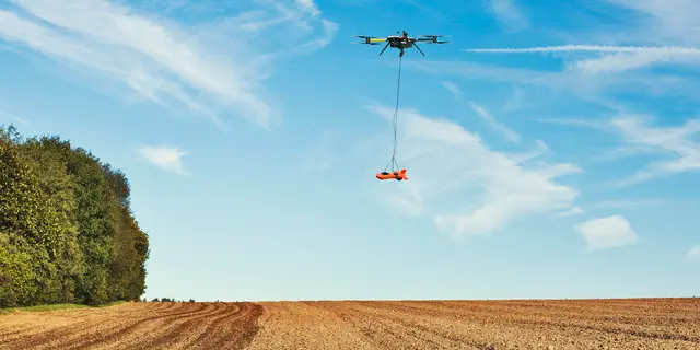 Eine Drohne (Multikopter) überfliegt mit einer Messsonde einen Acker | Foto: Pixabay/mod. LIAG