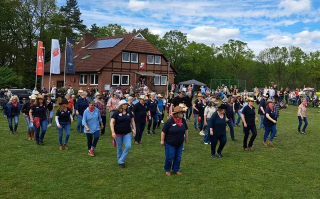 Beim ersten Line Dance Flashmob in Hanstedt tanzten rund 70 Tänzer mit | Foto: MTV Hanstedt
