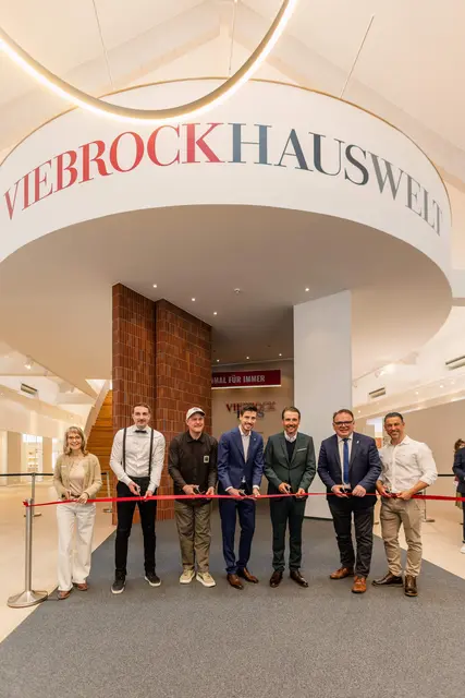 Eröffnung der ViebrockhausWelt mit Susanne Karrasch (Projektleiterin und Architektin der Viebrockhaus AG), Mr. Unreal Estate (Influencer), Oke Göttlich (Präsident des FC St. Pauli), Lars Viebrock, Dirk Viebrock (beide CEOs der Viebrockhaus AG), Rolf Schneider (Bürgermeister von Bad Fallingbostel), Davit Arican (Gartenprofi, TV-Persönlichkeit und Influencer) während der Eröffnungszeremonie | Foto: Viebrockhaus