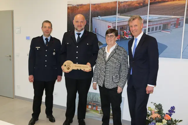 Bei der Schlüsselübergabe: (v.li.) Stadtbrandmeister Christian Matzat, Ortsbrandmeister Oliver Kluth, Ortsbürgermeisterin Heidemarie Micheel und Bürgermeister Jan-Hendrik Röhse | Foto: Stadt Buchholz