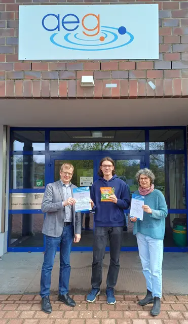 von links: Schulleiter A. Wolff, Mattis H., Chemielehrerin Dr. Knoche  | Foto: (Foto: E. Brandt)