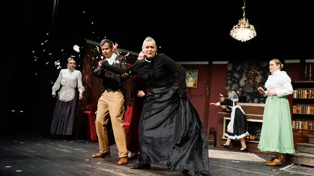 Der Inspector musste leiden. Einmal auf der Bühne, oft bei den Proben.
(v.l.n.r.: Rika Behn, Heiko Rohwer, Christine Lehne, Henriette Rohwer, Milena Pchalek, verdeckt: Ronja Torspecken) | Foto: Finn Piwecki