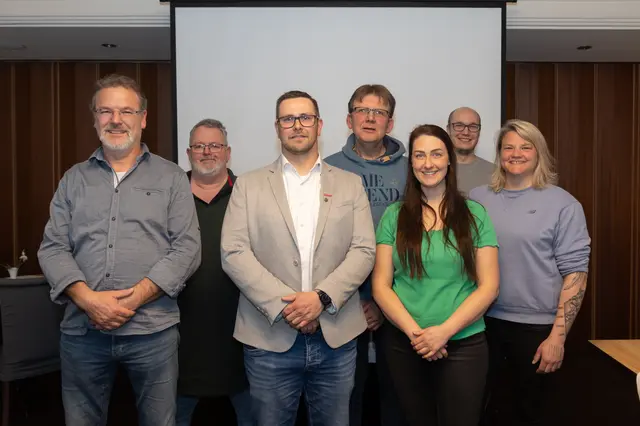 Obermeister Maik Wentzien (3. v.l.) und der neue Innungsvorstand (v. li.): stv. Obermeister Hardy Best, Beisitzer Dirk-Hans-Günther Ringel, stv. Obermeister Frank Ungemach, Lehrlingswartin Janine Hohls, Schriftwart Jeremy Best und stv. Lehrlingswartin Janine Jordan  | Foto: ks