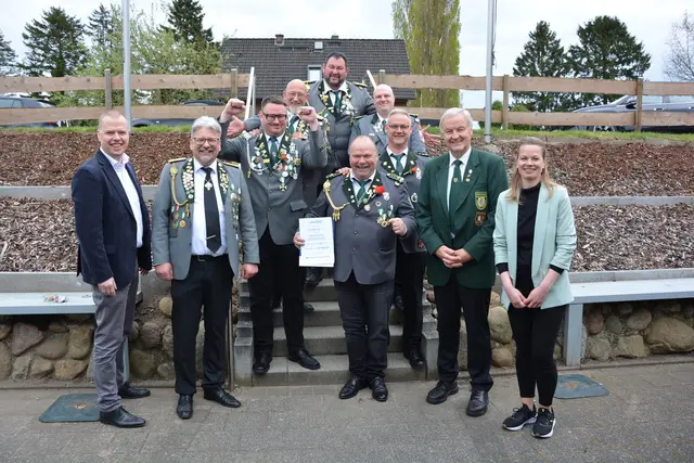 Frank Soetbeer (v.li.) von der Volksbank Lüneburger Heide eG, Lutz Henke vom Schützenverein Neuland, die sechs Gewinner des KK-Gewehrs vom SV Eyendorf (mittig), Wilfried Stresow aus Elstorf, Vizepräsident des Schützenverbands Nordheide und Elbmarsch, sowie Melanie Ronschke von der Volksbank Lüneburger Heide eG | Foto: Britta Gellers