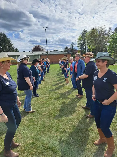 Statt Stollenschuhe stehen beim Line Dance Flashmob in Hanstedt Cowboystiefel auf dem Sportplatz | Foto: MTV Hanstedt