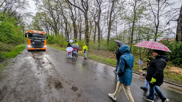 Die Haddorfer Hauptstraße hat gerade mal die Breite eines besseren Feldwegs. Einen Fußweg gibt es nicht | Foto: jd