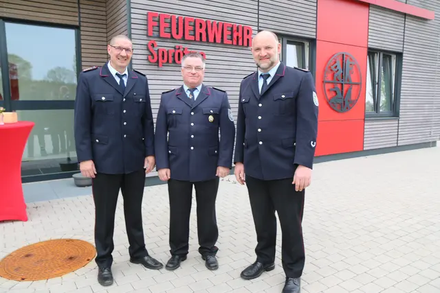 Vor dem Gebäude: die Wehrführung mit (v.li.) Jens Meyer, Jörgfried Stapel und Oliver Kluth | Foto: Stadt Buchholz