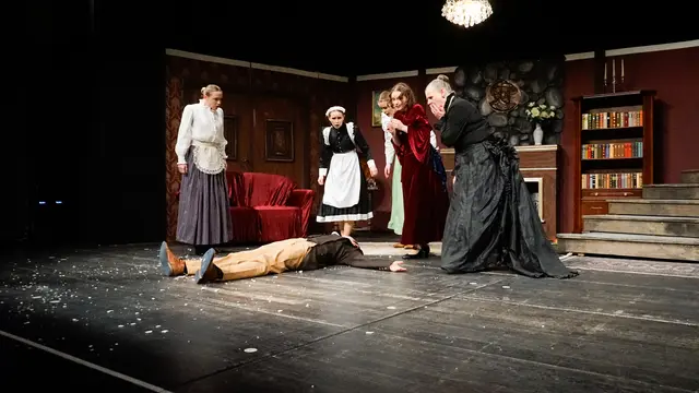 Das Probeliegen hat sich gelohnt: Profihafte Haltung von allen Beteiligten, Schauspiel kann auch entspannt sein.
(v.l.n.r.: Rika Behn, Henriette Rohwer, Milena Pchalek, Ronja Torspecken, Christine Lehne, zu ihren Füßen: Heiko Rohwer) | Foto: Finn Piwecki