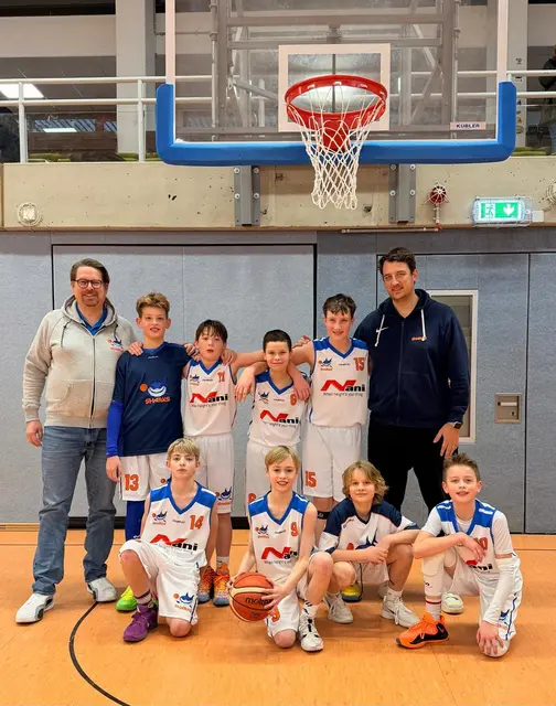Die U12 der Hittfeld Sharks mit den Trainern Lutz Rütter (rechts) und Christopher Schwarm (links), peilen zumindest eine Medaille an. | Foto: Sharks