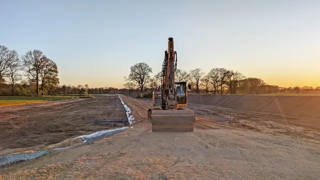 Die Baustelle von Gasunie für die Erdgastrasse nördlich von Haddorf. Hier bringen die Lkw den Schotter hin, um die Baustraße zu befestigen | Foto: jd