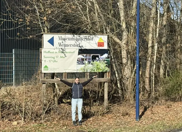 Emma Boger (FÖJ) auf dem Museumsbauernhof in Wennerstorf