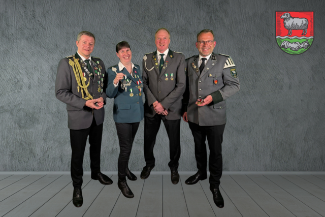 Geehrte mit der der Alt-Köln-Medaille sowie Verdienstmedaille am rot und weißen Band v. li.: Sebastian Nabe, Daniela Martens, Thomas Hermstorf sowie Steffen Kröger | Foto: Schützenverein Heidenau