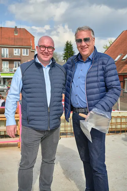 Jörg Schröder (rechts) und David Erler, Geschäftsführer von BUX BAU freuen sich über das Bauprojekt "Mühlenbauerei". | Foto: Schröder Immobilien