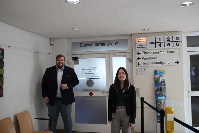 Wohnsitzanmeldung steht ab sofort über das Serviceportal für den Landkreis Harburg zur Verfügung. Ein Gang ins Einwohnermeldeamt in Winsen, Buchholz, Jesteburg, Hanstedt, Stelle, Salzhausen und Jesteburg ist nicht mehr erforderlich. Darüber freuen sich (von links): ITK-Projektleiter Jannik-Stuhr und Alina Scheper (Digital Officer Stadt Winsen).  | Foto: Landkreis Harburg