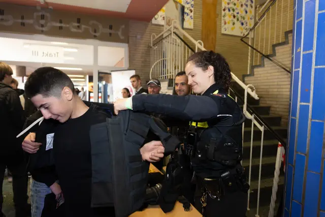 Die Polizei demonstrierte unter anderem ihre Schutzkleidung | Foto: ks