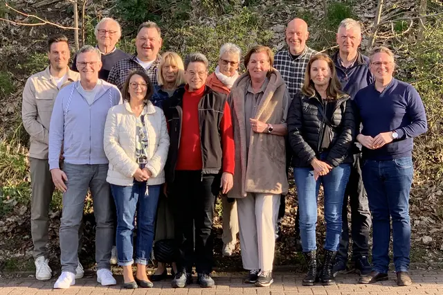 Die Kandidaten der SPD: Christoph Berliner (v. li.), Volker Knubbe, Wolfgang Krug, Carola von der Lieth, Heiko Lenck, Karin Bergander, Cornelia Ziegert, Heike Lund, Angelika Schiro, Christoph Henschen, Elke Feldhaus, Thomas Klein und Marcel du Moulin | Foto: SPD Jesteburg 